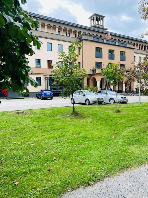 Residence Park Lovely Apartman With Private Parking Kysucke Nove Mesto エクステリア 写真